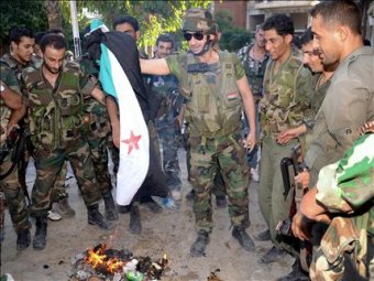 Soldats syriens brûlant le drapeau des amis de François Hollande