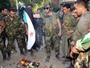 Soldats syrien brûlant le drapeau de l'ASL