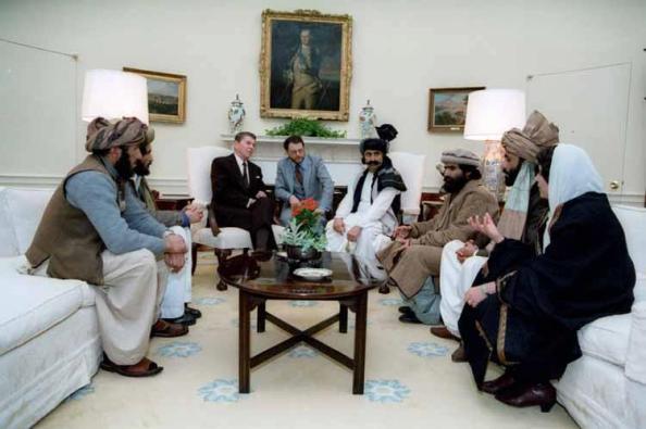 Ronald Reagan, recevant à la Maison Blanche, des talibans