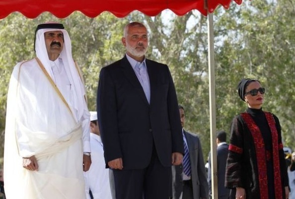 Le cheikh Hamad ben Khalifa al-Thani (g) et  Ismaïl Haniyeh