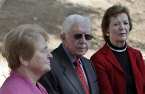 Jimmy Carter, entouré de Mary Robinson (droite), et Gro Harlem Brundtland (gauche)