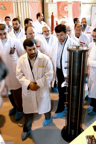 Ahmadinejad devant une centrifugeuse à Natanz