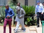 Oscar Pistorius quittant le bureau de la police