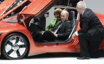 Poutine et Merkel dans un modèle futuriste d'un constructeur allemand