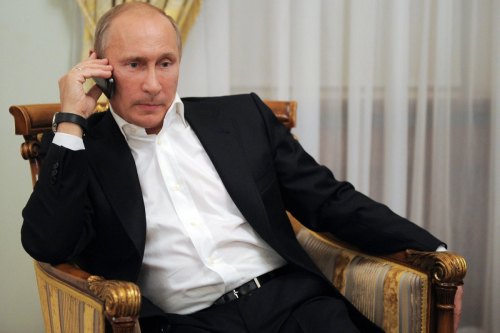 La Russie poussée a la nouvelle Guerre froide?!  - Page 5 Putin-cell-phone