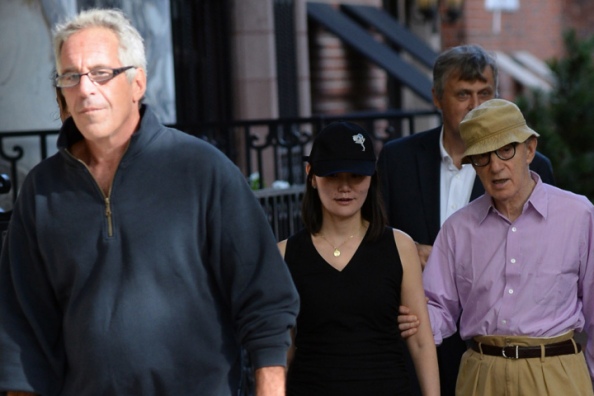 Jeffrey Epstein au premier plan, marchant sur Madison Avenue avec Woody Allen et sa femme Soon-Yi Previn.